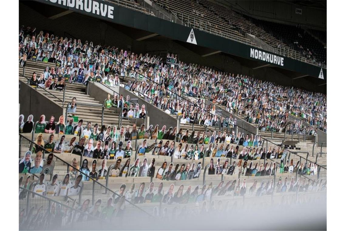In Mönchengladbach sind im Borussia-Park bereits Pappaufsteller von Fans für mögliche Geisterspiele aufgestellt. Foto: Marius Becker/dpa