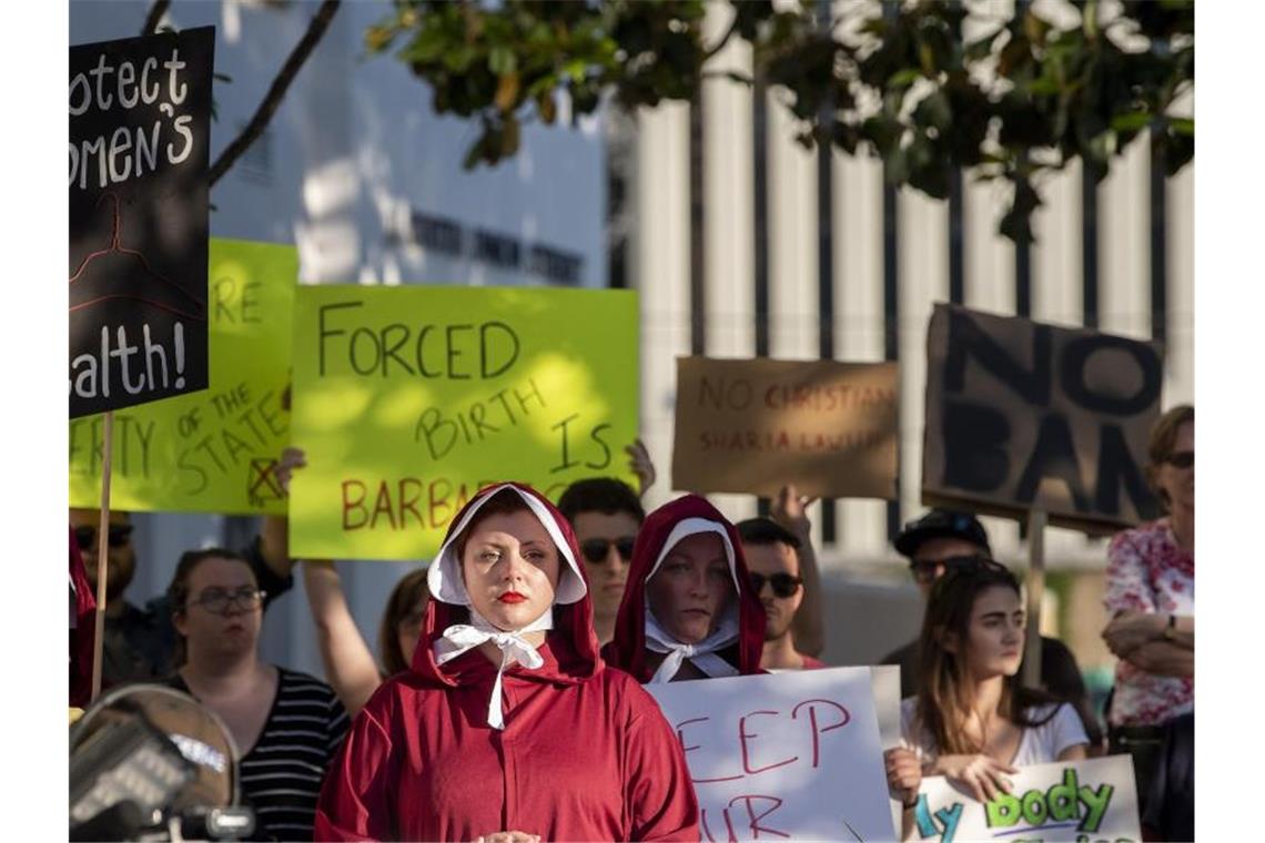 In Montgomery, der Hauptstadt des US-Bundesstaates Alabama, protestieren Demonstranten gegen das Abtreibungsverbot. Foto. Mickey Welsh/The Montgomery Advertiser/AP Foto: Mickey Welsh