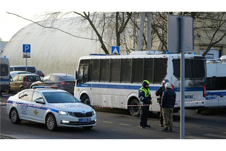 In Moskau sind nach russischen Angaben zwei Verkehrspolizisten sowie der mutmaßliche Täter bei einer Explosion ums Leben gekommen.