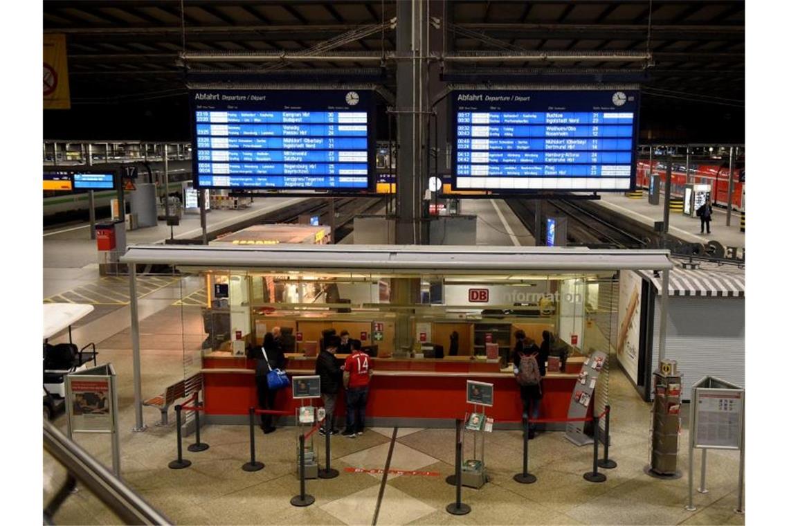 In München steht der Zugverkehr weitgehend still. Sturmtief „Sabine“ hat bereits am Sonntagabend erste Schäden verursacht. Foto: Felix Hörhager/dpa
