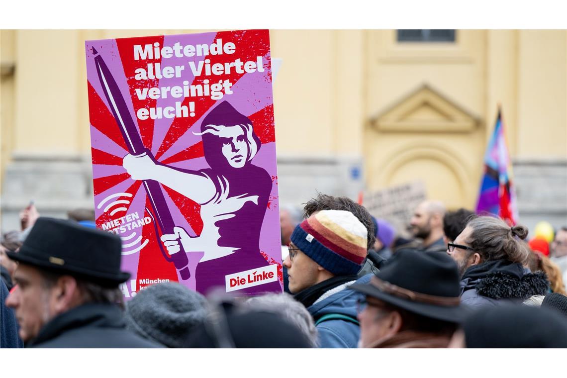 In München und anderen Großstädten formiert sich mittlerweile Widerstand gegen die stetig steigenden Mieten. Anders als Ifo-Präsident Fuest fordern die Demonstranten jedoch eine Verschärfung der Mietpreisbremse. (Archivbild)
