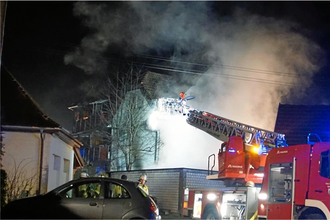Viele, aber meist nur kleine Einsätze In Murrhardt stand ein Carport in Flammen. Foto: SDMG