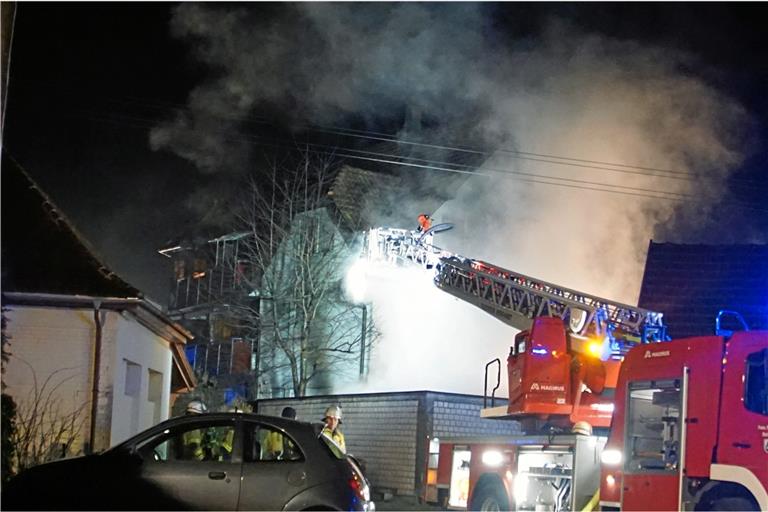 In Murrhardt stand ein Carport in Flammen. Foto: SDMG