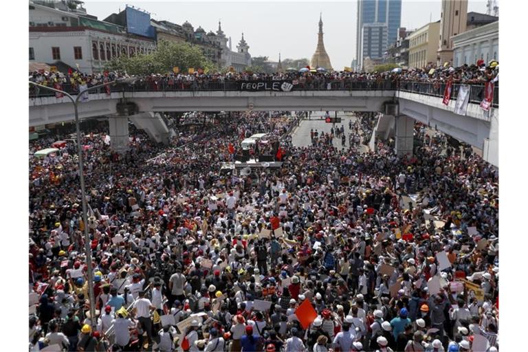 In Myanmars ehemaliger Hauptstadt Rangun sind am Mittwoch wieder Zehntausende Menschen gegen die neue Junta auf die Straße gegangen. Foto: Uncredited/AP/dpa