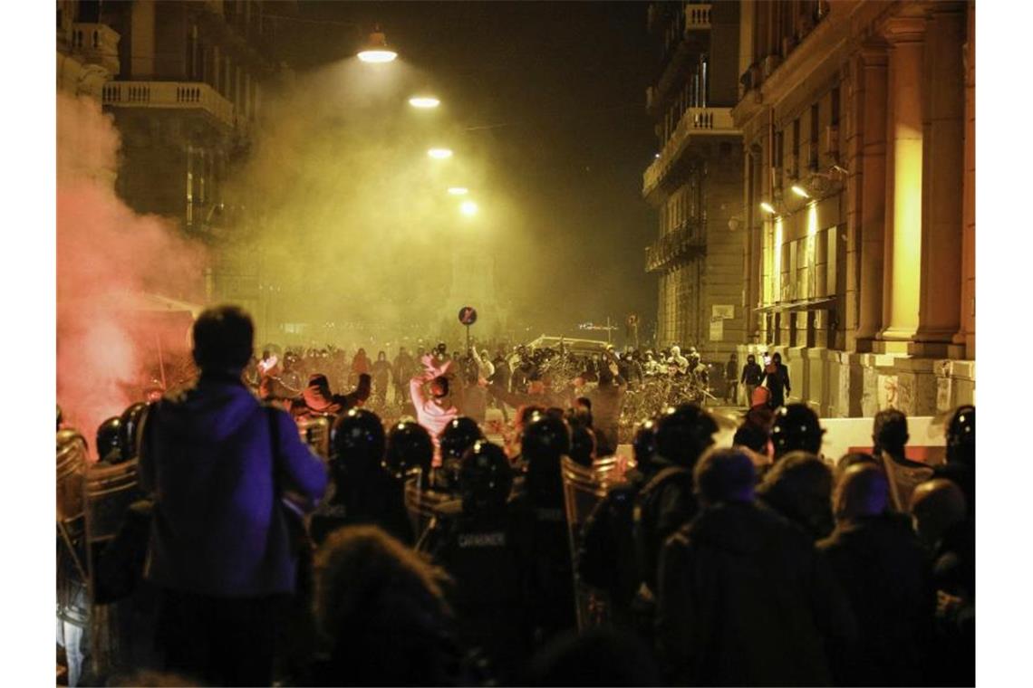 In Neapel ist es in der Nacht zu Protesten gegen eine Ausgangssperre gekommen. Foto: Fabio Sasso/ZUMA Wire/dpa