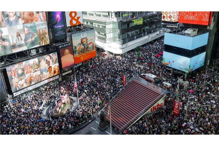 In New York nahmen laut Polizei mehr als 100.000 Menschen an Protesten teil.