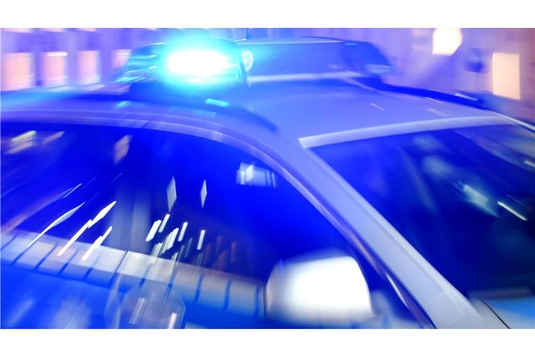 In Niederdorla ist ein 41-Jähriger mit einem Auto auf eine Menschengruppe zugefahren. Die Polizei nahm ihn fest. (Symbolbild)