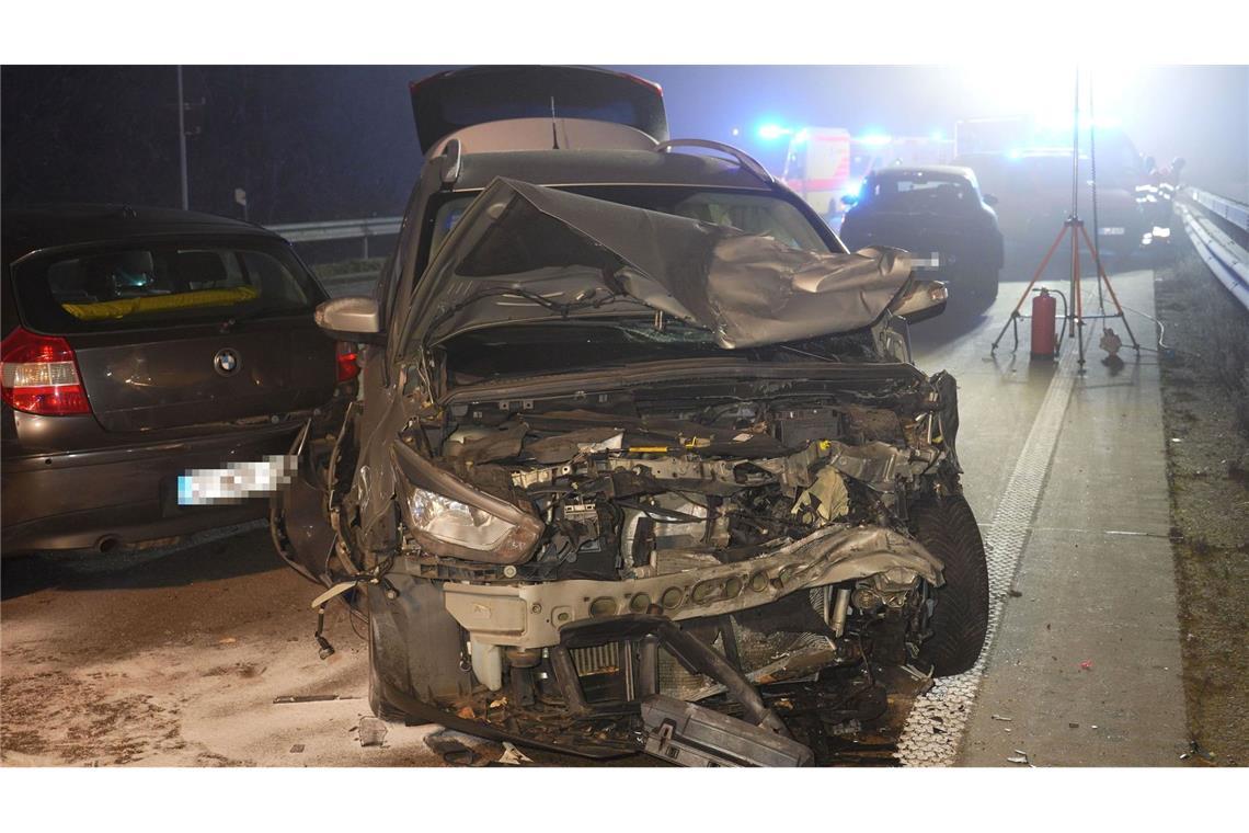 In Niedersachen kam es am frühen Morgen zu einem Unfall auf der spiegelglatten Autobahn 1. Dabei wurden nach Polizeiangaben fünf Menschen leicht verletzt.