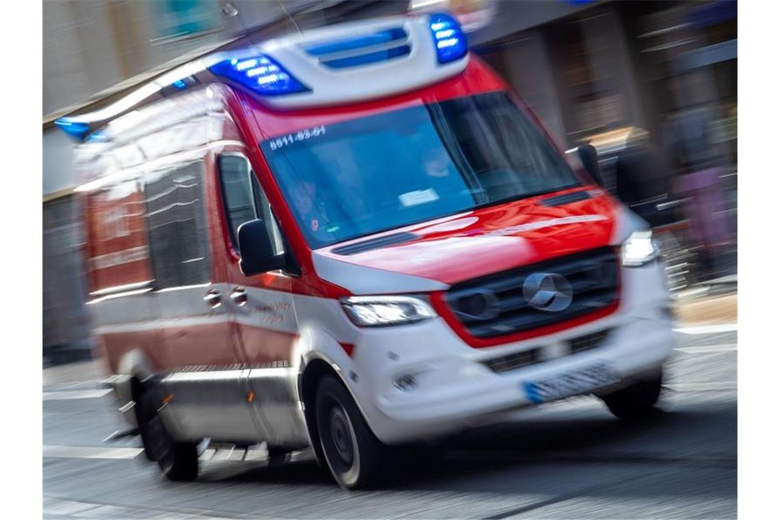 Baby kommt im Rettungswagen zur Welt In Niedersachsen brachte eine Frau ihr Baby nach einer Autopanne im Rettungswagen zur Welt (Symbolbild). Foto: Jens Büttner/dpa-Zentralbild/ZB/Symbolbild