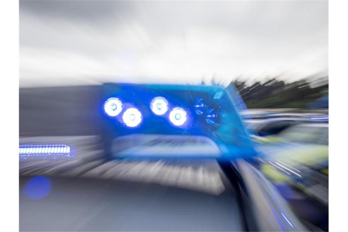 In Niedersachsen ist der Polizei ein betrunkener Autofahrer ins Netz gegangen - ganz freiwillig. (Symbolbild). Foto: Daniel Karmann/dpa