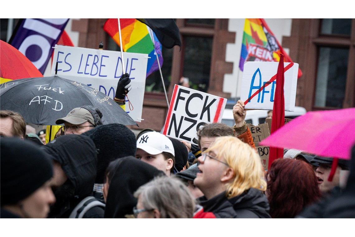In Nordrhein-Westfalen gab es schon am Sonntag vehementen Protest gegen Auftritte des Thüringer AfD-Landeschefs Björn Höcke.