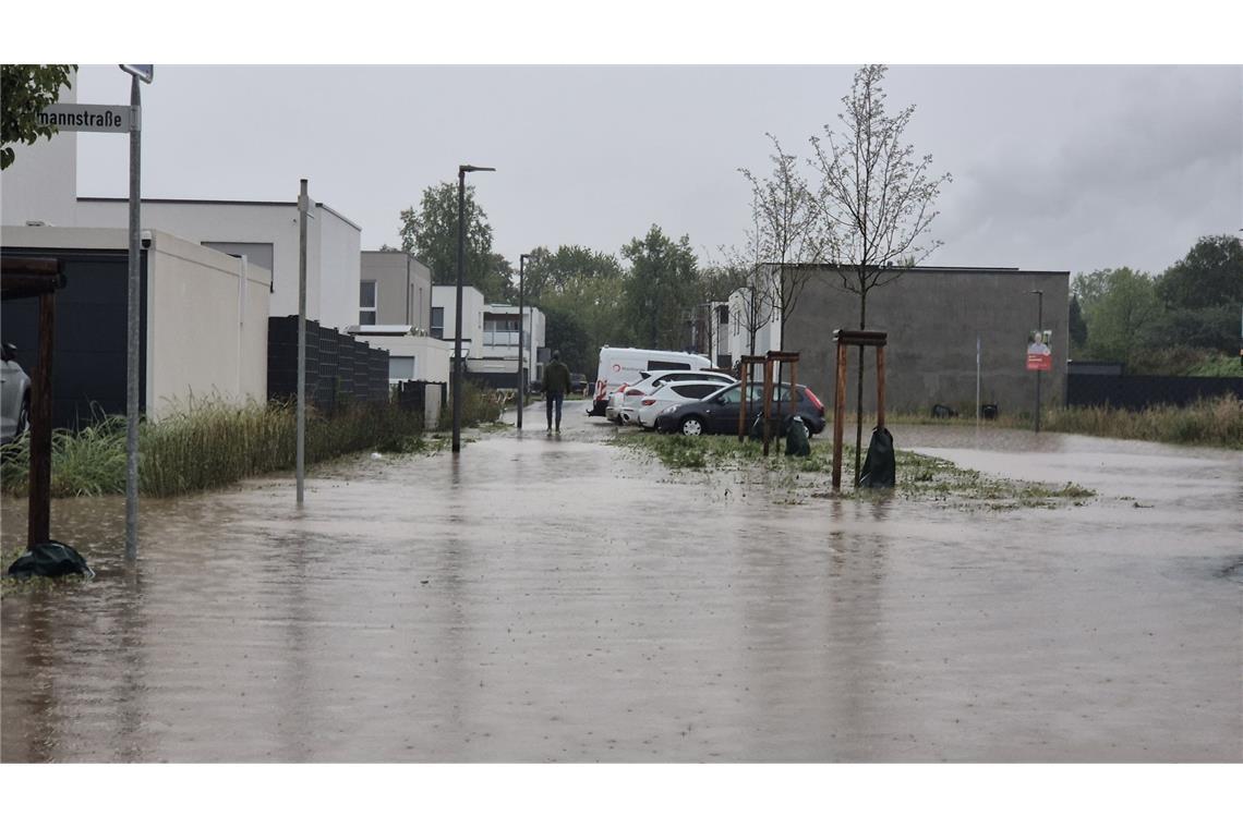 Sintflutartiger Regen - vollgelaufene Keller und Straßen In Nordrhein-Westfalen ist Land unter.