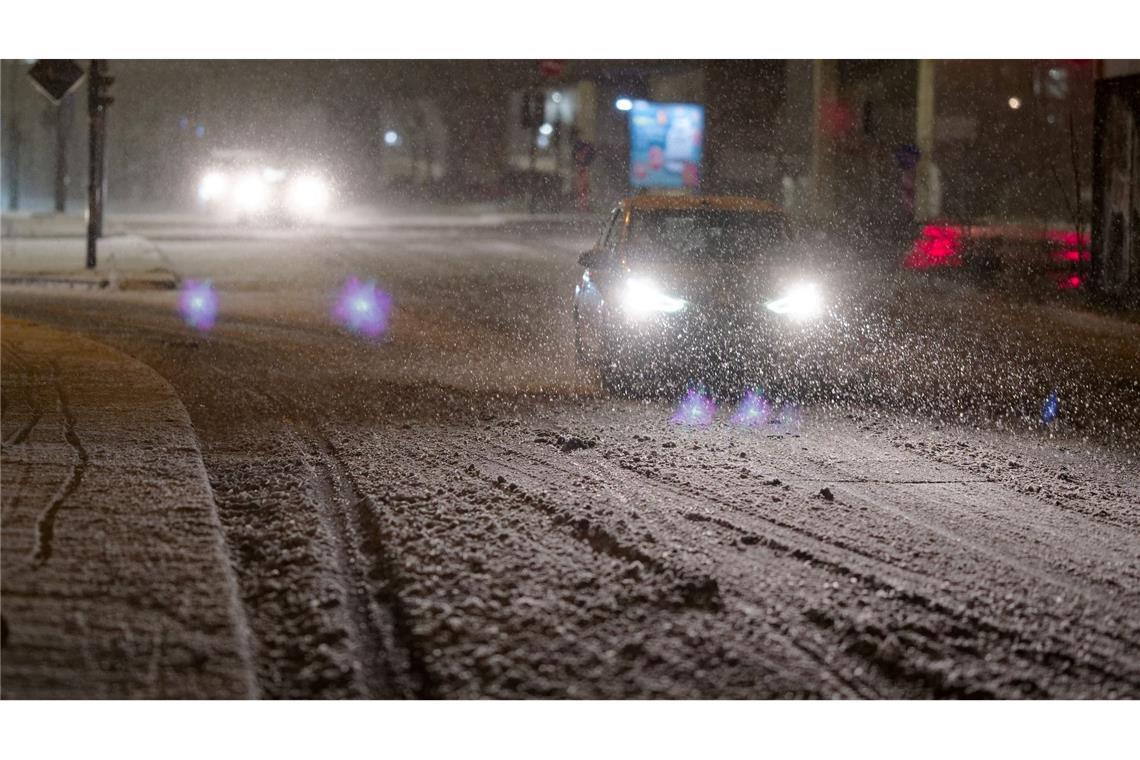 Unfälle auf glatten Straßen - DWD erwartet Neuschnee In Nordrhein-Westfalen und anderen Bundesländern wird für Donnerstag Neuschnee erwartet.