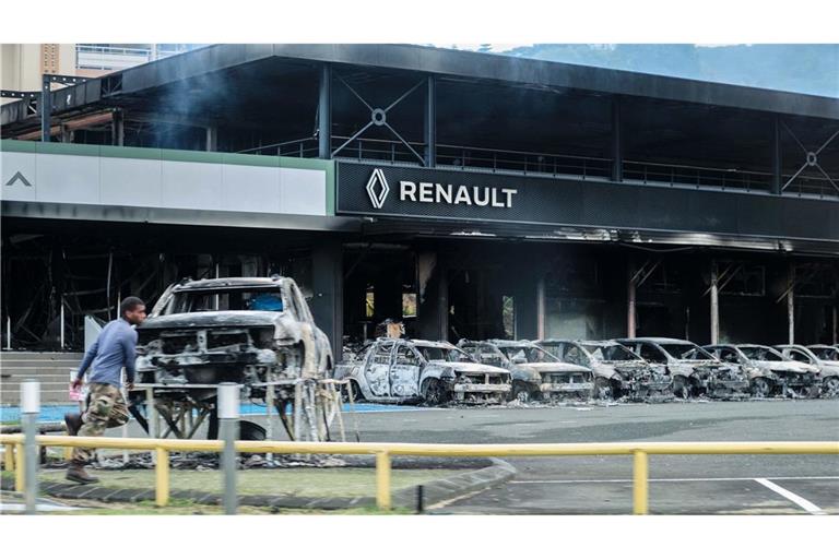 In  Noumea, Neukaledonien, sind Autos und eine Renault-Filiale in Flammen aufgegangen.