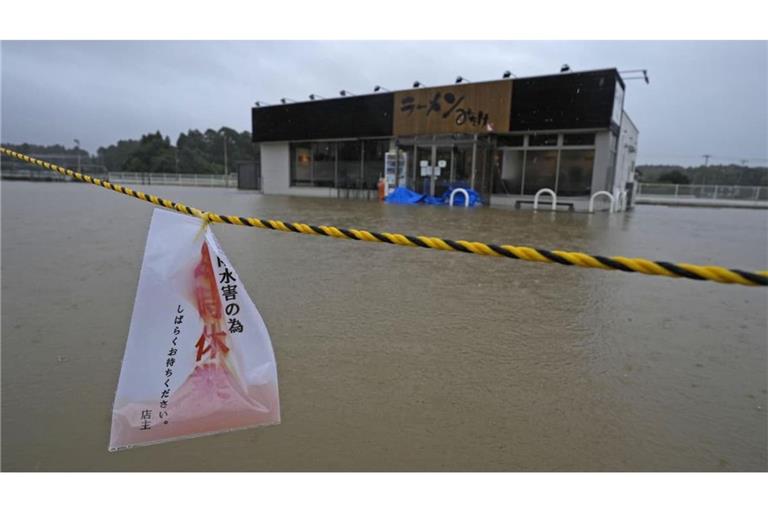 In Oamishirasato in der Präfektur Chiba im Osten Japans wurde ein Ramen-Restaurant überschwemmt, nachdem es im Zuge des herannahenden Taifuns Dujuan zu starken Regenfällen gekommen war.