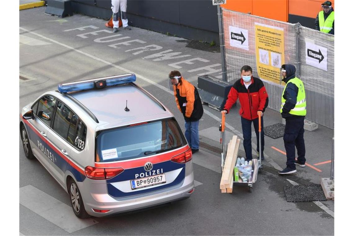 Corona global: Wie ein Virus die Welt verändert In Österreich dürfen kleine Läden mit weniger als 400 Quadratmetern Verkaufsfläche sowie - wie hier zu sehen - Bau- und Gartenmärkte wieder öffnen. Foto: Helmut Fohringer/APA/dpa