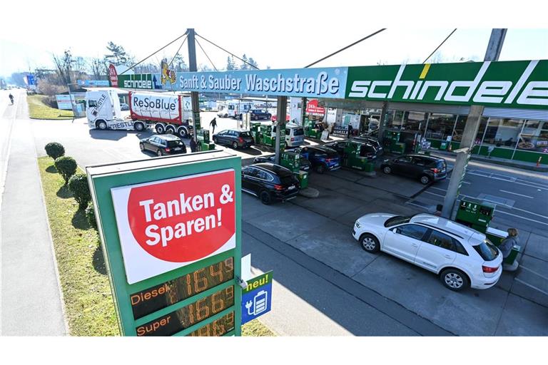 In Österreich tankt es sich in der Regel günstiger - das liegt aber nicht daran, dass die Preise nur einmal pro Tag angehoben werden dürfen. (Symbolbild)