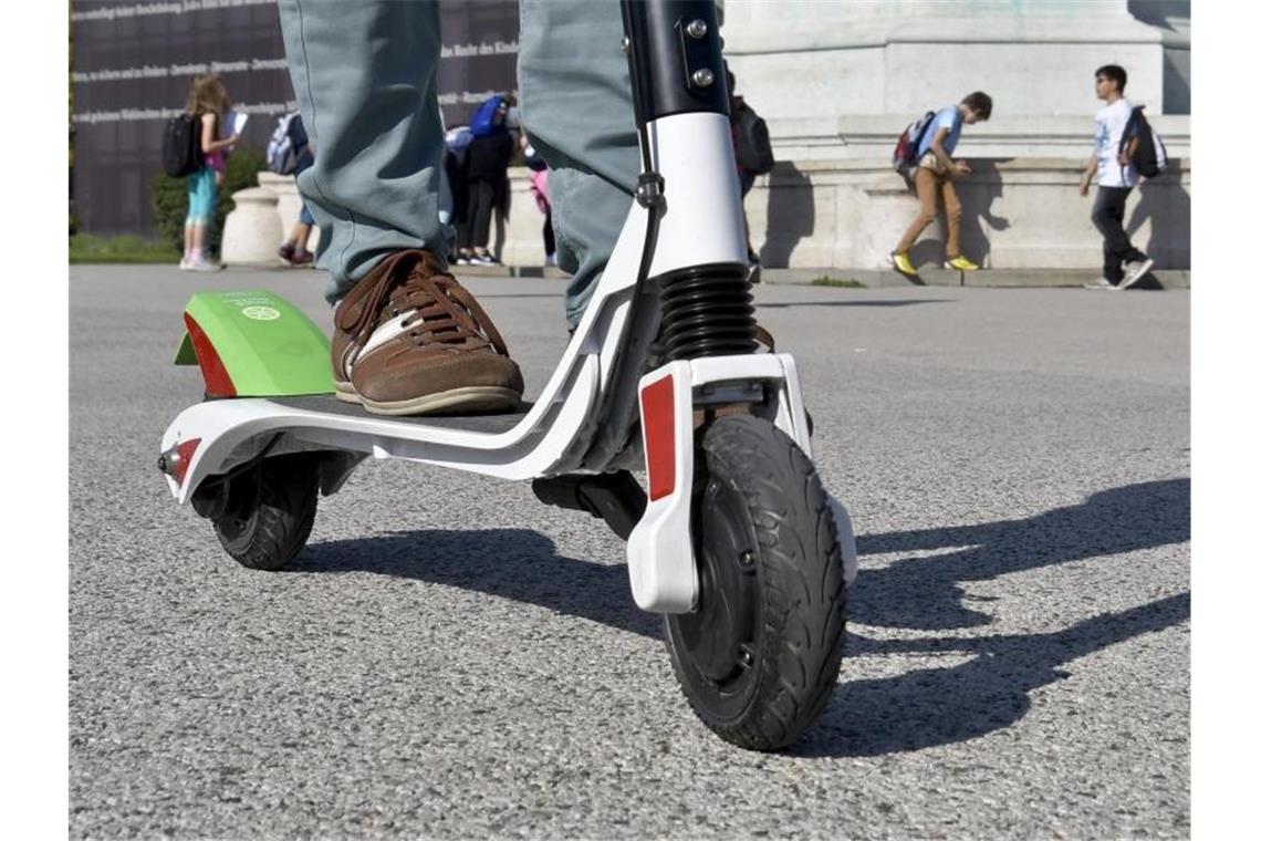 In Österreich werden Elektro-Tretroller rechtlich wie Fahrräder behandelt und dürfen daher nicht auf dem Gehweg fahren. Foto: Herbert Neubauer/APA