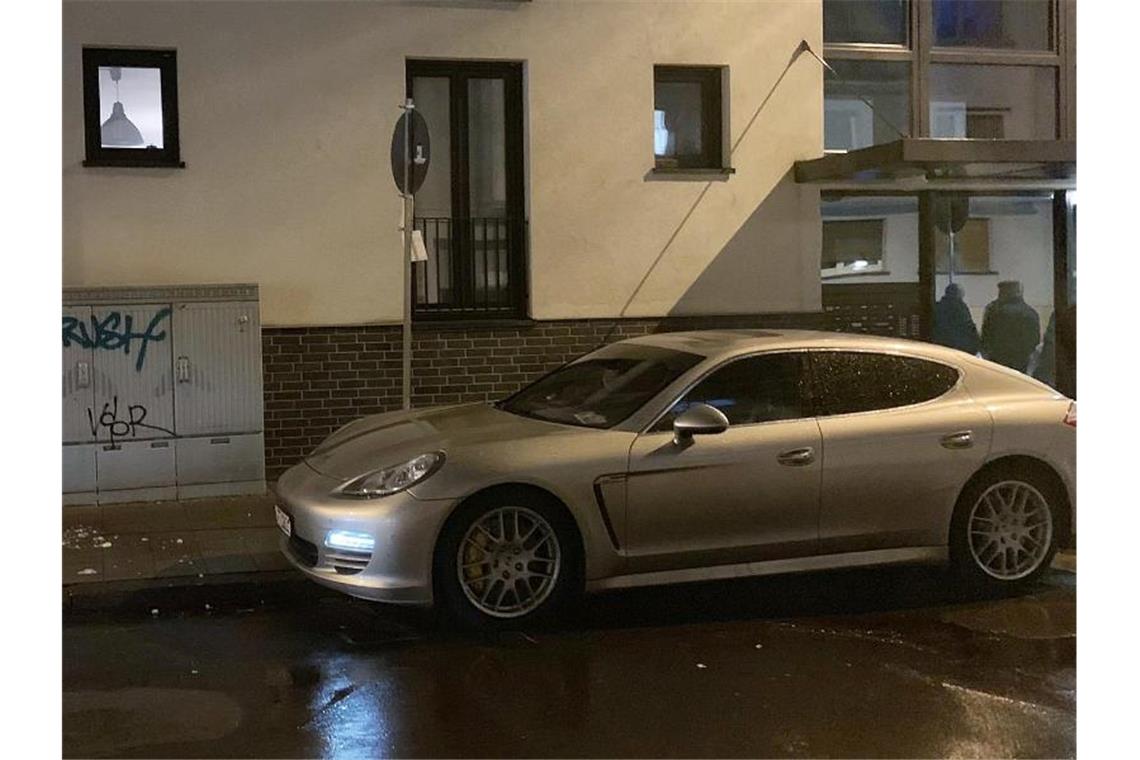 In Offenbach ist eine 44 Jahre alte Frau auf offener Straße in einem geparkten Porsche erschossen worden. Foto: Rafael Bujotzek