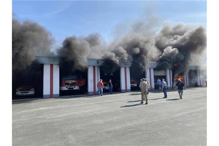 In Olsberg im Hochsauerlandkreis brannte ein Feuerwehrfahrzeug in der Halle. Foto: Edgar Schmidt/Feuerwehr Olsberg/dpa