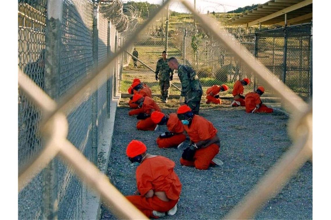Bundestagsabgeordnete: Biden soll Guantánamo schließen In orangefarbenen Overalls gekleidete Häftlinge im US-Gefangenenlager Guantánamo im Januar 2002. Foto: Shane T. McCoy/US-Navy/epa/dpa