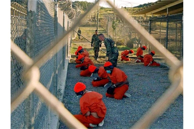 In orangefarbenen Overalls gekleidete Häftlinge im US-Gefangenenlager Guantánamo im Januar 2002. Foto: Shane T. McCoy/US-Navy/epa/dpa