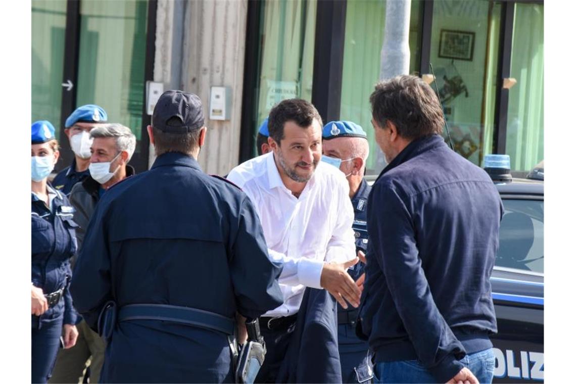 In Palermo begann der Prozess gegen den ehemaligen Innenminister von Italien, Matteo Salvini, dem vorgeworfen wird im Jahre 2019 hunderte Migranten wochenlang an Bord eines kleinen Rettungsbootes vor der Küste von Lampedusa festgehalten zu haben. Foto: Francesco Militello Mirto/Lapres/LaPresse via ZUMA Press/dpa