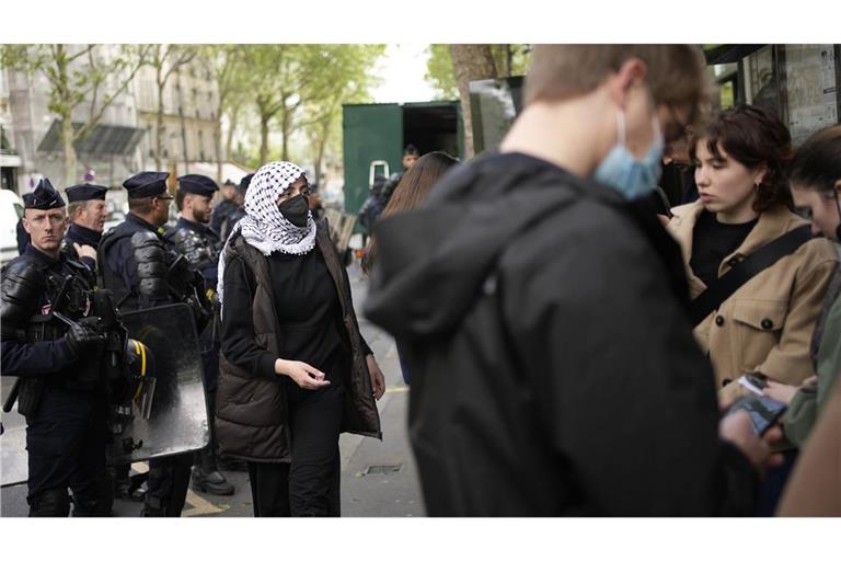 In Paris hat die Polizei ein propalästinensisches Protestcamp vor der Elite-Universität Sciences Po geräumt.