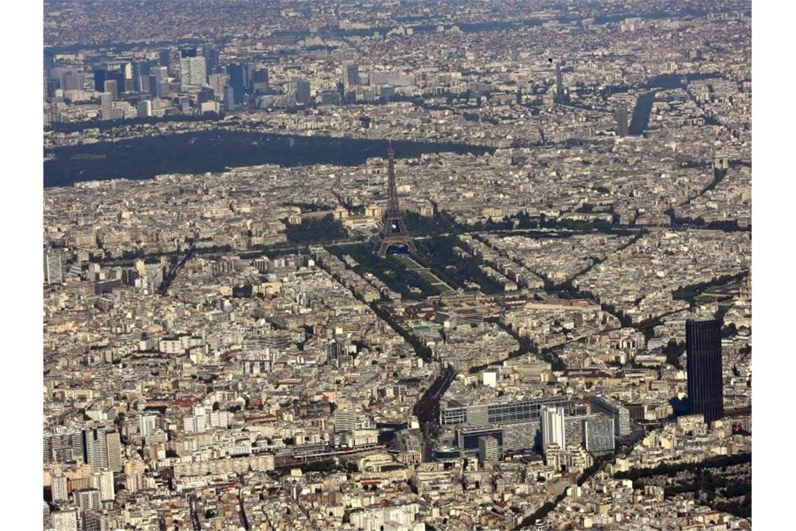 In Paris hat ein Kampfflugzeug, das die Schallmauer durchbrochen hat vielen Menschen einen Schrecken eingejagt. Foto: Peter Kneffel/dpa