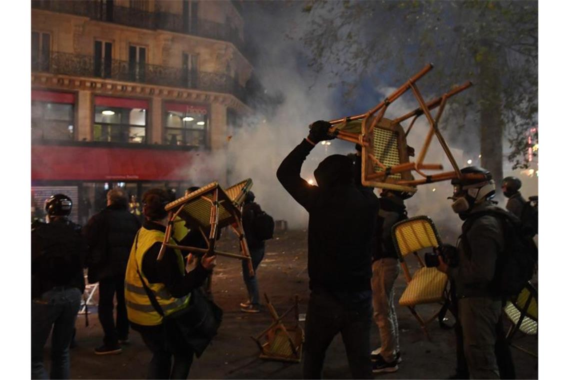 Frankreich: Festnahmen bei Protesten gegen Sicherheitsgesetz In Paris ist es zu Zusammenstößen zwischen Demonstranten und der französischen Bereitschaftspolizei gekommen. Foto: Alain Jocard/AFP/dpa