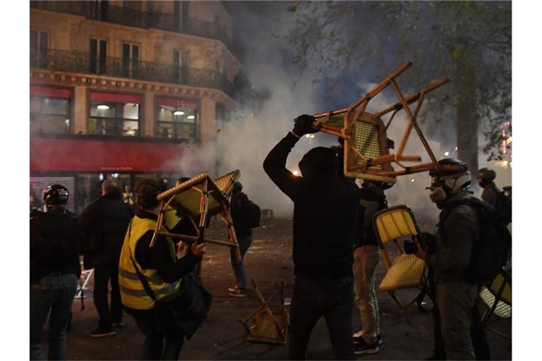 In Paris ist es zu Zusammenstößen zwischen Demonstranten und der französischen Bereitschaftspolizei gekommen. Foto: Alain Jocard/AFP/dpa