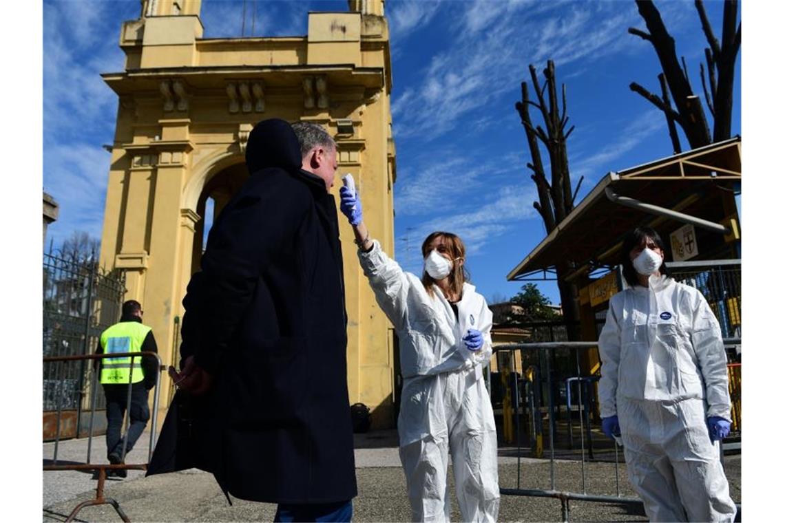 In Parma in der Emilia-Romagna wird vor einem Fußballstadion Fieber gemessen. Foto: Piero Cruciatti / Lapresse.Piero/Lapresse via ZUMA Press/dpa