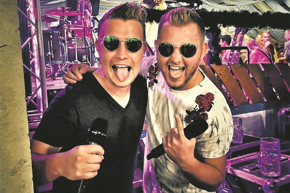 Polizist besingt die Lust am Biertrinken In Partylaune: Die Biergläser rechts sind schon leer getrunken und Dominik Holl und Michael Müller (links) wollen als „Kommando Vollgas“ mit ihrer Hopfenhymne richtig durchstarten. Foto: privat