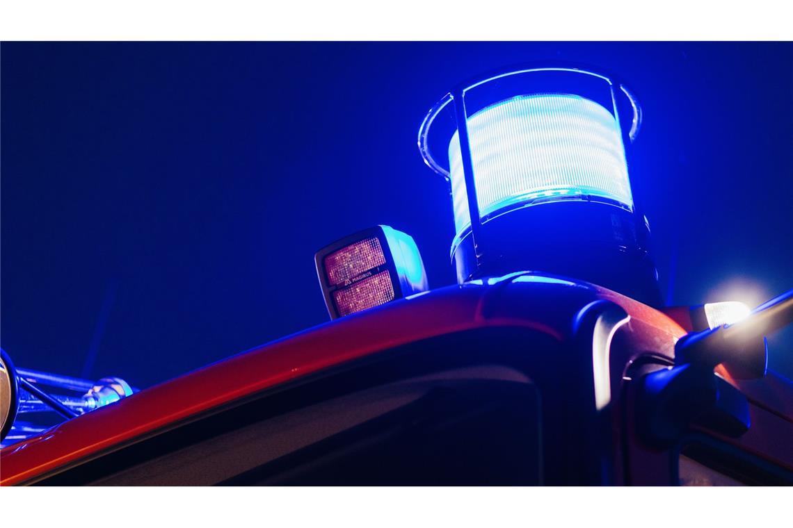 Dach eines Mehrfamilienhauses nach Blitzeinschlag in Flammen In Pforzheim ist am Samstagabend ein Blitz in ein Hausdach eingeschlagen, die Feuerwehr war vor Ort. (Symbolbild)