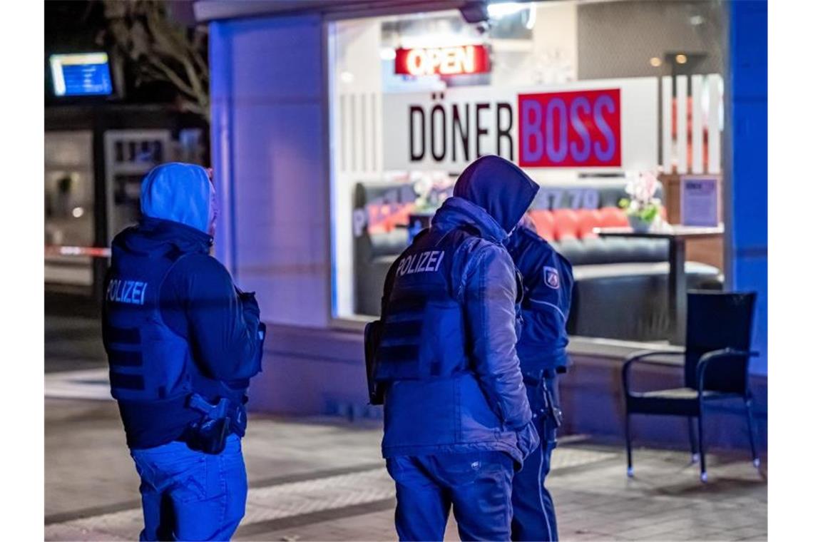 Raubüberfall auf Dönerimbiss - Polizei schießt Mann an In Plettenberg kam es zu einem Raubüberfall auf einen Dönerimbiss. Foto: Markus Klümper/Sauerlandreporter/dpa