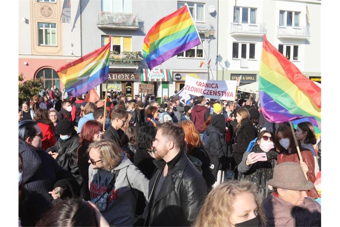 Polens Parlament spricht über Gesetz zum LGBT-Demo-Verbot In Polen nehmen Menschen an einer Demonstration zur Gleichberechtigung für Mitglieder der LGBTQ-Community teil. Foto: Artur Reszko/PAP/dpa