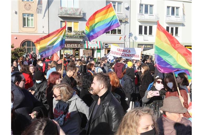In Polen nehmen Menschen an einer Demonstration zur Gleichberechtigung für Mitglieder der LGBTQ-Community teil. Foto: Artur Reszko/PAP/dpa