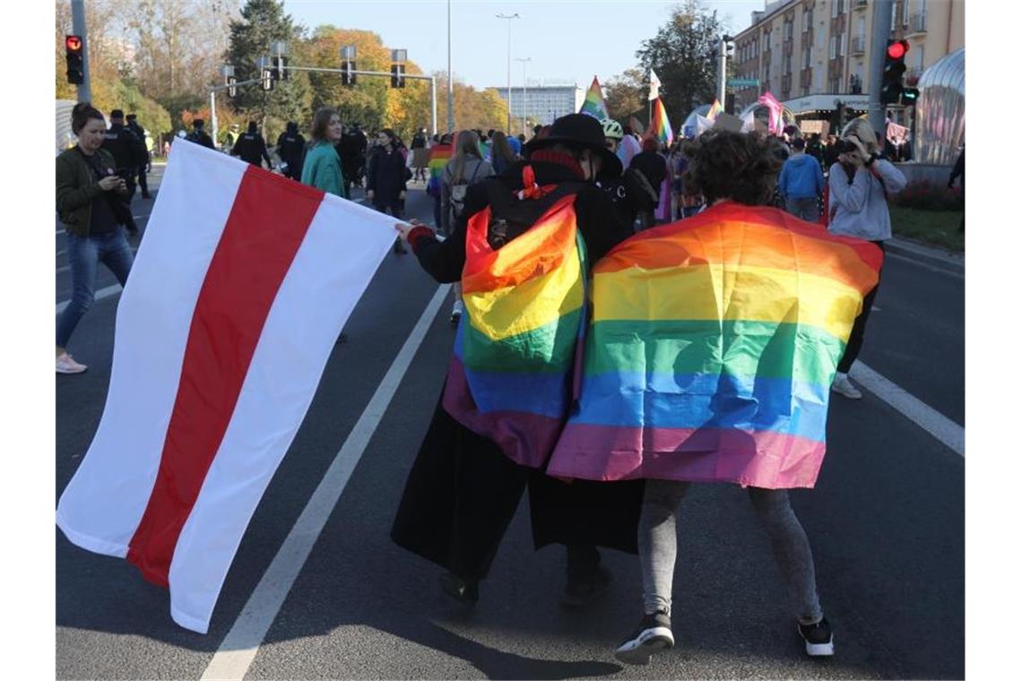 Proteste gegen geplantes Verbot von LGBT-Demos in Polen In Polen nehmen Menschen an einer Demonstration zur Gleichberechtigung für Mitglieder der LGBTQ-Community teil. Foto: Artur Reszko/PAP/dpa