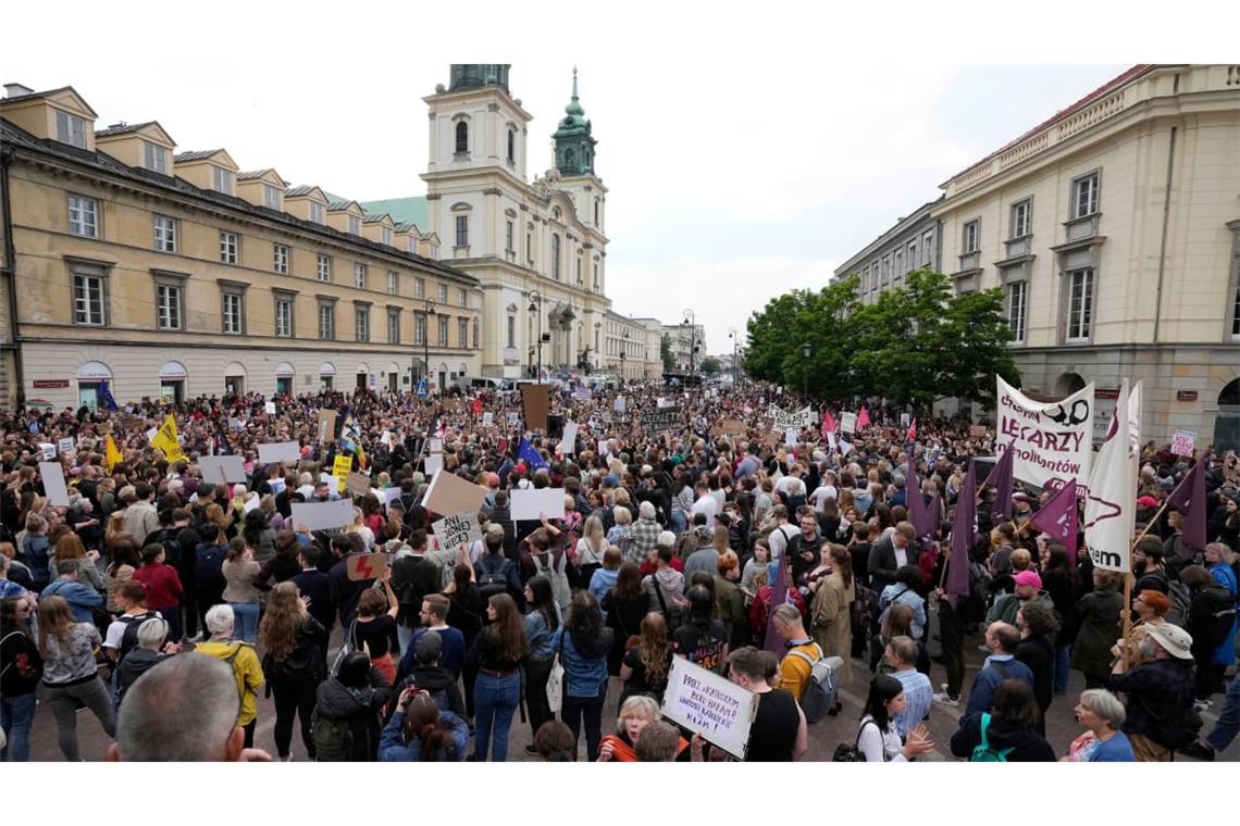 In Polen sind Abtreibungen ein umstrittenes Thema. Immer wieder kommt es zu großen Demonstrationen von Befürwortern oder Gegnern eines liberaleren Ansatzes, wie hier in Warschau. (Archiv)