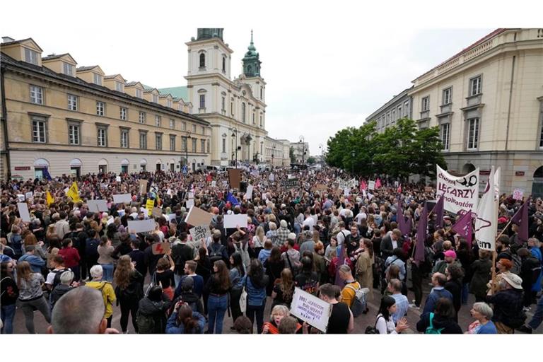 In Polen sind Abtreibungen ein umstrittenes Thema. Immer wieder kommt es zu großen Demonstrationen von Befürwortern oder Gegnern eines liberaleren Ansatzes, wie hier in Warschau. (Archiv)