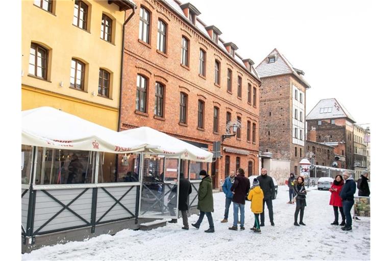 In Polen widersetzen sich zahlreiche Gastronomen den Corona-Verordnungen und öffnen für Gäste. So wie hier vor einem Restaurant in Torun. Foto: Tytus Zmijewski/PAP/dpa