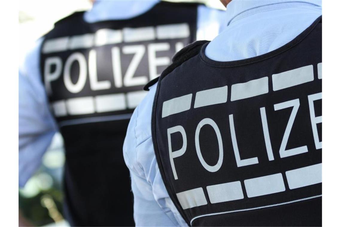 Falscher Polizist trifft auf echte Polizei: Anzeige In Polizei-Westen gekleidete Polizisten. Foto: Silas Stein/dpa/Symbolbild