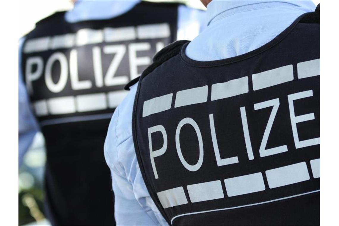 Betrunkene 43-Jährige verletzt Sanitäter und Polizisten In Polizei-Westen gekleidete Polizisten. Foto: Silas Stein/dpa/Archivbild