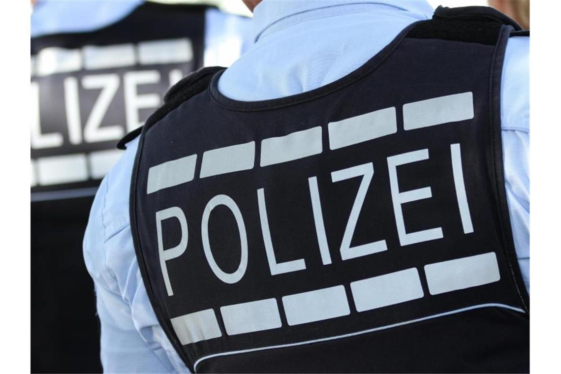 Asylbewerber bedroht Mitarbeiterin im Landratsamt In Polizei-Westen gekleidete Polizisten. Foto: Silas Stein/dpa/Archivbild