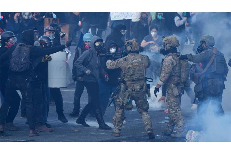 In Portland gibt es seit Längerem Proteste rund um eine ICE-Einrichtung - dabei wurde im Juni auch Tränengas gegen Demonstranten eingesetzt. (Archivbild)
