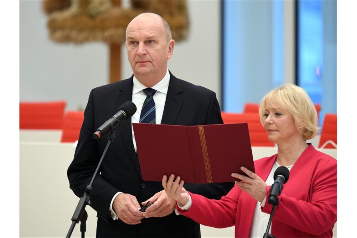 In Potsdam spricht Dietmar Woidke neben Landtagspräsidentin Ulrike Liedtke den Amtseid. Foto: Monika Skolimowska/dpa-Zentralbild/dpa