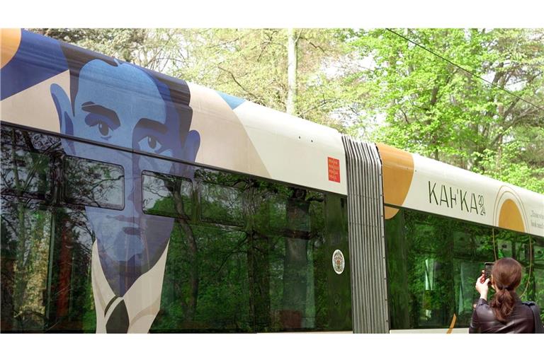 In Prag erinnert diese neugestaltete Straßenbahn an den deutschsprachigen Schriftsteller Franz Kafka.
