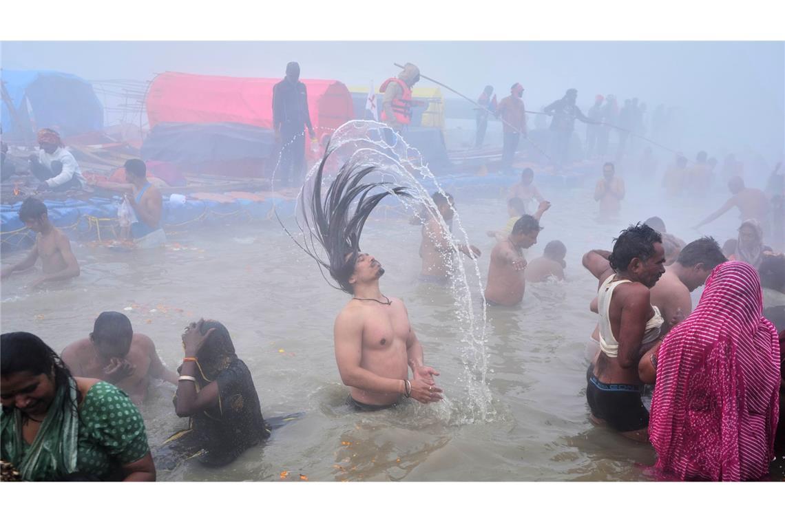 In Praygraj nehmen Gläubige am Mauni Amavasya, einem besonderen Tag im Hinduismus, ein heiliges Bad, um ihre Vorfahren zu ehren