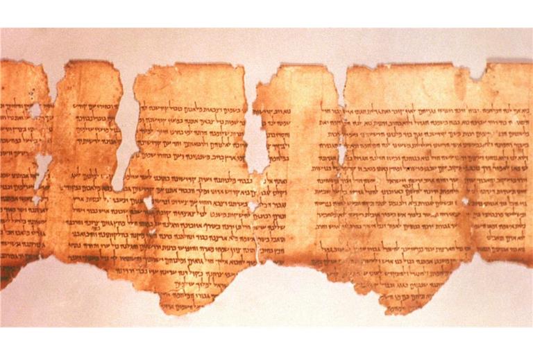 In Qumran lebten die Essener, eine jüdische streng religiöse Gruppe, die fast in Vergessenheit geraten war. Bis im Jahr 1947 Schriftrollen gefunden wurden, die sie in den Höhlen der Berge versteckt hatten.