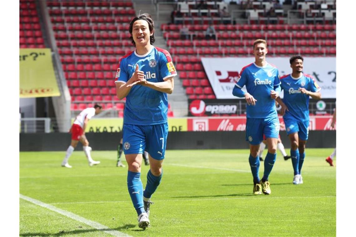 Nach Corona-Pause: Heidenheim verliert, keine Zwischenfälle In Regensburg gelang Kiels Jae-Sung Lee in der 3. Minute der erste Treffer der Nach-Corona-Zeit. Foto: Alexander Hassenstein/Getty/POOL/dpa